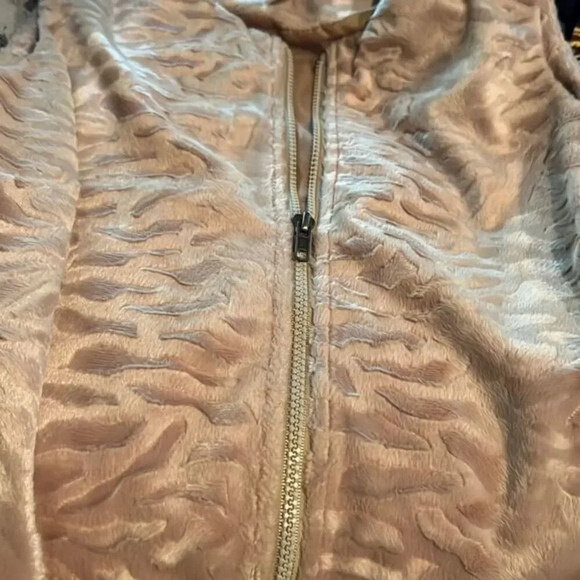 Jordan Faux Fur Sleeveless Zip Vest Tan Animal Print Size Small - Picture 4 of 5